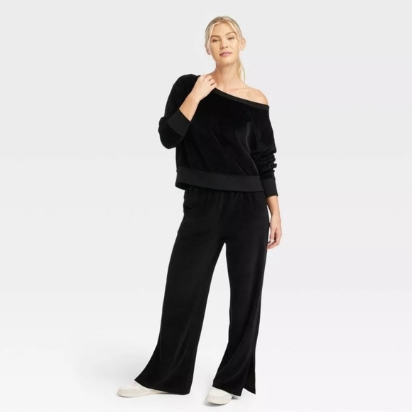 NWT JoyLab Black Velour Cropped Relaxed Fit Sweatshirt Women's Size Medium - Picture 1 of 16